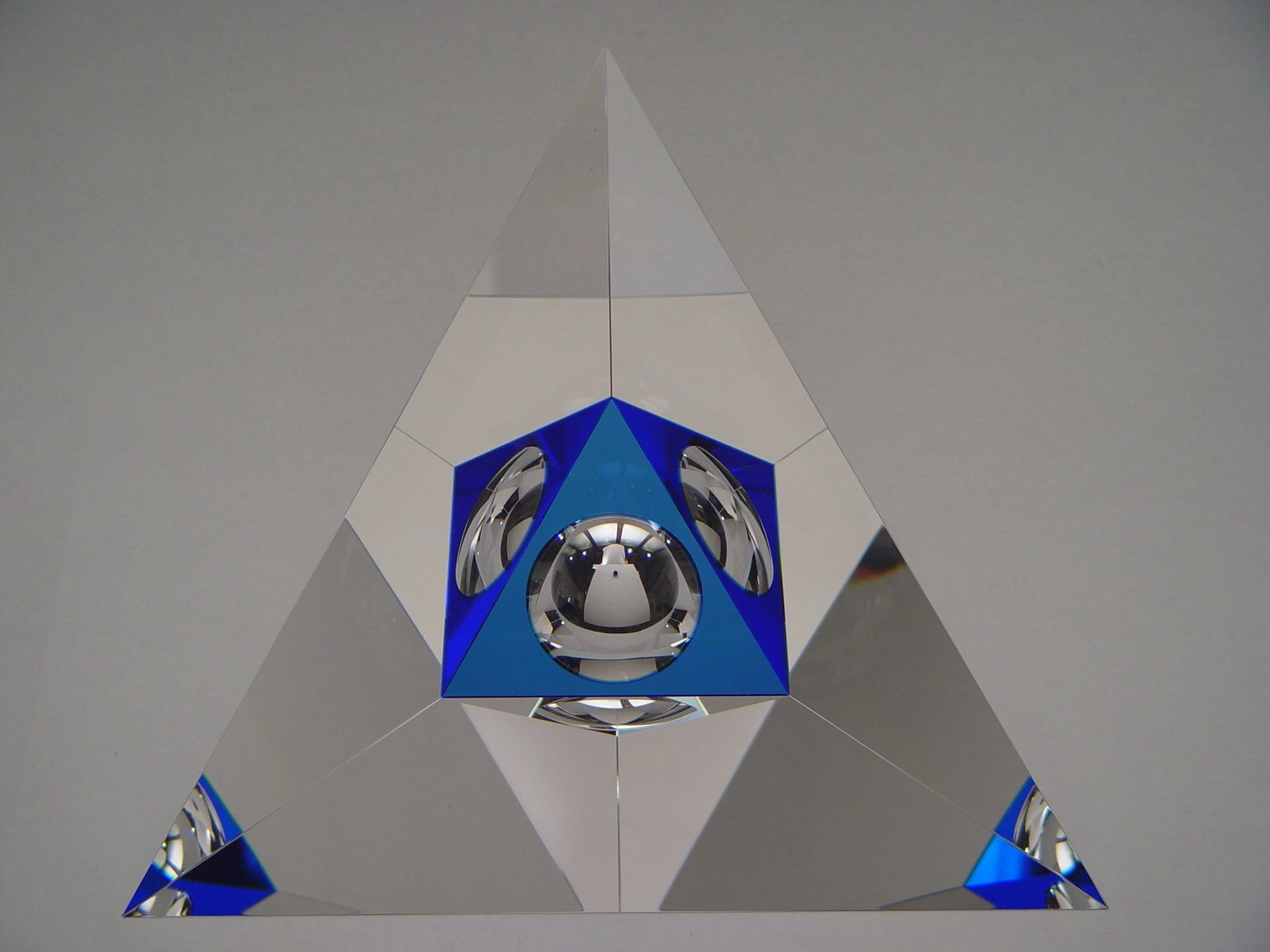 J. Frydrych - Sculpture: Pyramida v trojuhelniku
