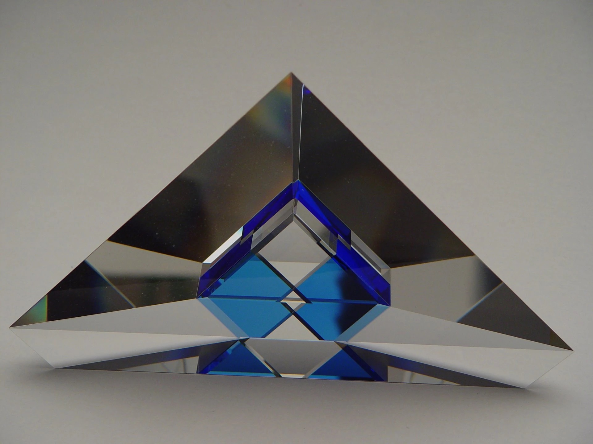 J. Frydrych - Sculpture: Kostka v trojuhelniku